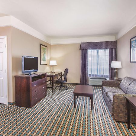 La Quinta By Wyndham ביי סיטי מראה חיצוני תמונה